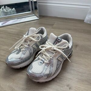 Aritzia New Balance 1906R in the silver metallic and sea salt sneakers